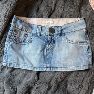 Jeans kjol - Säljer den här jätte fina jeanskjolen, då den är för liten. Använd men i bra skick. Jeans kjolen är i storlek 38 och passar S-L.  