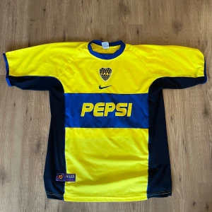 Gul och blå fotbollströja från Nike - boca juniors tröja knappt använd, prefekt skick och pris kan diskuteras