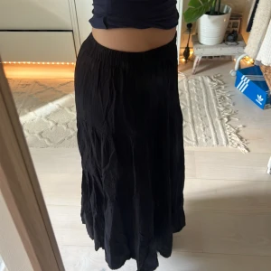 Långkjol - Svart långkjol som är köpt i en butik på Bali🙌🏼Super fin kjol men säljer då den tyvärr är för kort för mig💓Står ingen storlek men skulle säga XXS/XS/S
