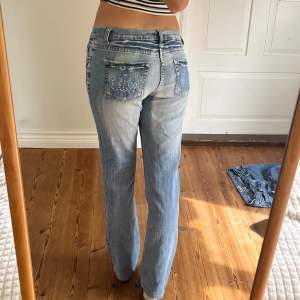Lågmidjade vintage jeans.  Jag på bilden är 170cm.  Midjemåttet: 39cm (rätt över )  Inerbenslängd: 78cm Inga defekter 💕 använd dig utav köp nu🫶