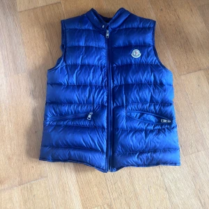 Moncler gui - Säljer denna moncler gui västen. Storlek 3 Cond:7/10 Pris, 2500kr