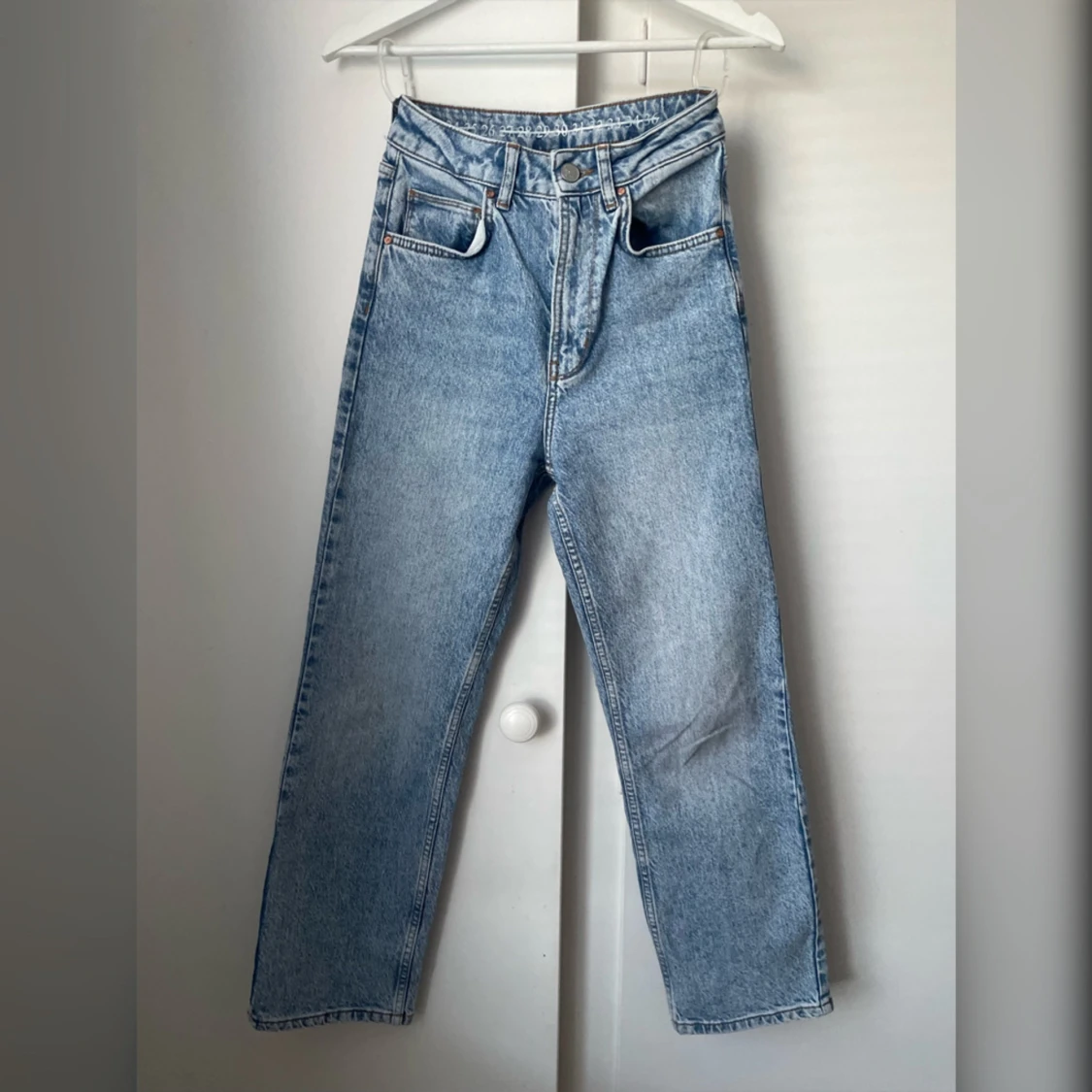 Raka högmidjade jeans