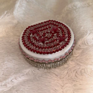 Design dosa  - Denna produkt är från ett gammalt UF företag där vi sålde Designade burkar/ dosor där man kan lägga bla Tuggummi, Smycken, Medicin, Snus etc!  Dem är designade 1 för 1 för hand!  Dessa brukar är hållbarhetstestade