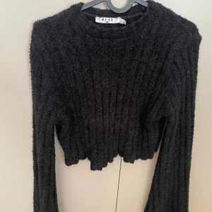 Croppad tröja från NAKD - Croppad tröja från NAKD säljes. 