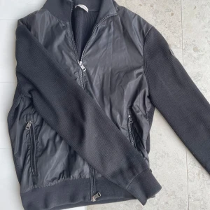 Moncler tricot cardigan - Tja säljer nu denna extremt fräscha och stilrena moncler cardiganen. Perfekt till en lite mer kallare höst, skicket är en 6.5/10 då det finns synliga tecken på användning. Tveka inte att skriva vid eventuella funderingar, fler bilder, byten osv