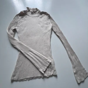 Vit ullblandad halvpolo tröja - Hunkydory tröja med halv polo, extremt fint skick och en fin blandning av många bra material. Nypris 2000kr. Pris kan diskuteras. Har ni fler frågor så skriv bara! ⚠️tryck ej på köp nu⚠️