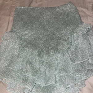 Kjol - Nu säljer jag min fina kjol från Gina Tricot som inte kommer till någon användning eftersom den är lite för lite för mig. Köpt för ungefär 250kr säljer för 20