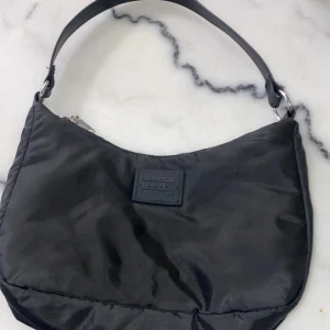 En 🖤väska -  En svart väska med två fack Inuti🖤