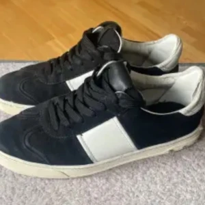 Valentino flycrew  - Kollar om någon är intresserad av ett par valentino flycrew i storlek 40, de är i svart med alla tillbehör och även kvitto. Skriv gärna vid funderingar eller prisförslag. Skriv för bilder.