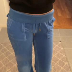Blåa Juicy Couture byxor!!  - Juicy Couture byxor i nytt skick! Endast använda några gånger. Är ungefär 170 och dom sitter perfekt på mig. Storlek Xs 💗💗💗