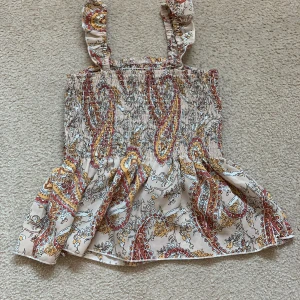 Topp💕 - Säljer en jätte gullig topp ifrån shein. Den är i storlek ”Xs” jag säljer den för jag inte har någon användning av den💕Om du är intresserad av att köpa den skriv till mig först!💕