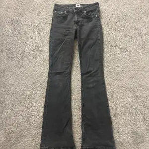 säljer dessa jeans från lager 157 då dom är för långa. Dom är tyvvär ganska slitna vid slutet av byxan (bild 4 och 5). är i storlek XS full length och har midjemått 33 rakt över och innerbenslängd 82💕💕