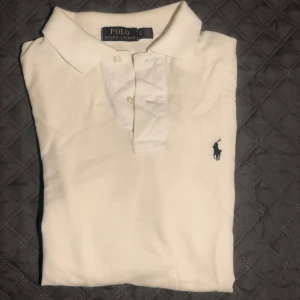 Ralph Lauren vit piké  - Riktigt trendig, passa på att köpa medans sommaren fortfarande är här! Perfekt inför skolstarten dessutom. Skick 9/10! 🤩🤩Endast lite missfärgning på insidan, syns inte om man tittar normalt. 