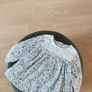 Newbie  - Säljer en tunika till bebis storlek 62 2-4M säljs då den inte används längre Finns i Hästveda Endast kontakt betalning 