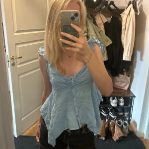 Blått linne - Jättefint blått linne som jag köpte från Sellpy men som är lite stort på mig 💔
