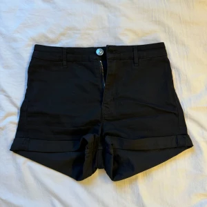Svarta shorts - Basic svarta shorts från H&M, stretchigt och skönt material (inte demin)