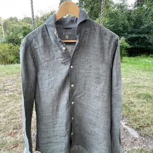 Linneskjorta riley - En assnygg linne skjorta från riley i mycket bra skick. Den är slimfit och i strl S. Har du några frågor är det bara att hojta till!