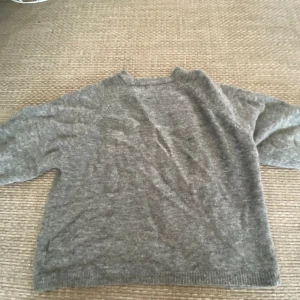 Kortärmad stickad tröja  - Bra skick storlek xs men stor i storleken 