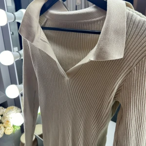  ribbad klänning med krage  - Aldrig använd, går lite ovanför knäna på mig som är 165-166