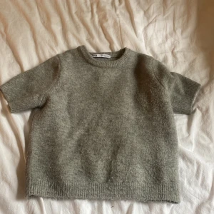 Grå stickad t shirt - Säljer min jättefina stickade t-shirt från zara, säljer pågrund av att den inte kommer till användning längre