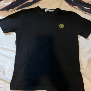 Stone island T-shirt  - Säljer en helt ny stone island T-shirt till ett riktigt bra pris, tishirten är i storlek L i barn men sitter som en vanlig S i herr storlek