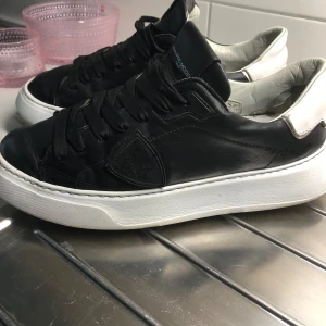 Philippe model skor  - Hej säljer nu mina philippe  model skor då jag inte använder dom längre. Hör av er vid minsta lilla fråga, strl 42 passar även 43