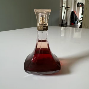 Beyonce heat 100 ml - 90% kvar, öppnad i juni så doften är fortfarande perfekt. Största flaskan på 100 ml.