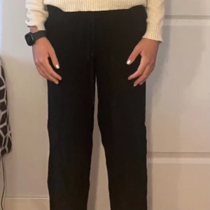 Linnebyxor - Jag säljer dem för att jag jag tycker att dem är för korta på mig, men de passar bättre ifall man har byxorna lågmidjade. Jag är ungefär 160 cm lång.💗