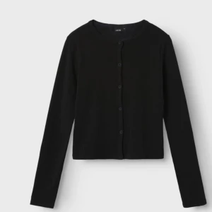 Svart basic kofta  - En svart basic kofta från name it! Inga defekter använd fårtal gånger! 🖤 Skriv vid intresse och egna bilder!