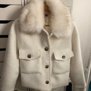 Chelsea kappa med päls - Säljer denna snygga kappa från Chelsea, köpt här på plick, och bilderna är från hon jag köpte den av. Köpte den i höstas. Tveka inte med att höra av er vid funderingar eller intresse💞💞💞