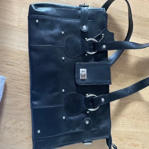 Väska - Min älskade väska som inte kommer till andvändning säljer jag nu! Fint skick