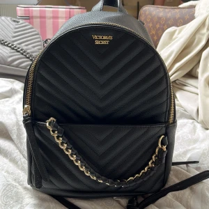 Victoria secret väska 💕 - Säljer nu min VS väska som jag inte har använt mycket, super fint skick. Köpte för 900kr och säljer nu för 450kr den går inte att köpa längre💕