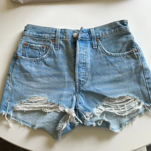 Levis 501 shorts HELT NYA - Säljes då de är för små för mig. Aldrig använda som ni ser då lappen fortfarande sitter kvar.  Modell: 563270086 Färg: Luxor heat Nypris: 669kr