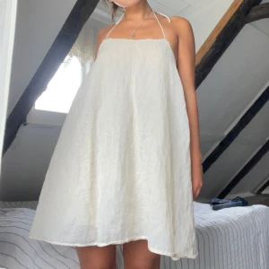 Klänning - Sååååå fin krämvit klänning.  Man knyter den runt halsen men det går även att ha den som en bandeau klänning. Bra skick!!🤍