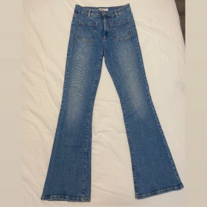 Hm jeans  - Renar garderoben, byxorna är i ett bra skick. Dom är från hm, flare midwaist 