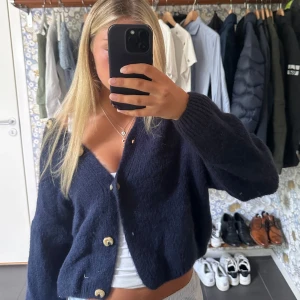 Blå kofta - Säljer denna supersöta koftan från Noella storlek M Superfint skick! 