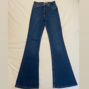 Pull&Bear jeans  - Säljer byxorna för att jag renar min garderob och har alldeles för många jeans. Har ej använt dom många gånger dom är i ett bra skick vilket man kan se på bilden. Flare jeans midwaist