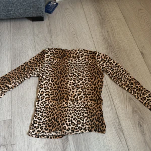 Leopard  - Leopard tröja som är använd Max 2 gånger! I superfint skick! 