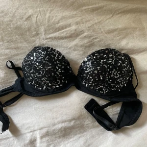 Glittrig bikinitopp - Jättesnygg bikinitopp som är svart med paljetter 🩷