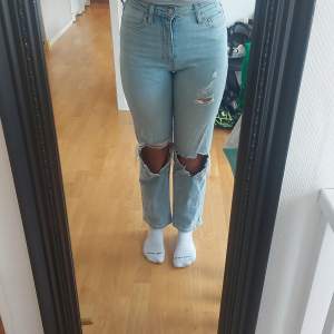 Säljer mina jeans i storlek S. De är i användt skick men är inte direkt slitna. Jeansen är lite stretchiga och sköna men är inte riktigt min stil längre. De har hål i båda knäna o vänster lår. Intresserad? Bara att kontakta mig!! Pris kan diskuteras.