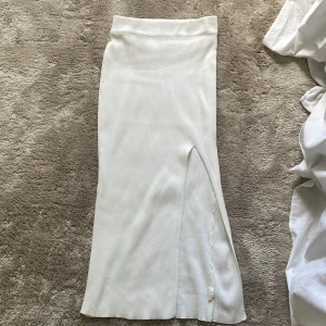 Vit lång kjol - Säljer min jättefina vita långkjol. Köpt på Chelsea för 399 i storlek S/M. Använd fåtal gånger och inga defekter. Hör av er för fler bilder!
