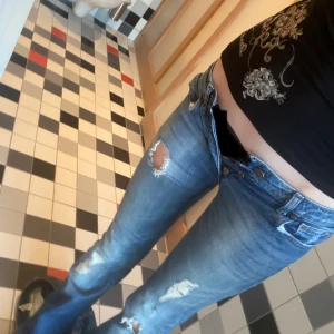 Vintage replay jeans - Super snygg lågmidjadade replay jeans som köptes på en marknad i Berlin men säljs eftersom de är för små 💓 har modellen flare, vid frågor kom till DM