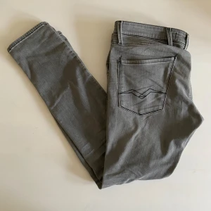 Replay jeans - Otroligt snygga slim fit replay jeans, i ny skick säljer dock dom för dom är en size för långa för mig dom är 31 i längd och 30 midja. Annars är dom fel fria (jag är 179) bara att fråga om det är något ni undrar över 😁priset kan diskuteras 