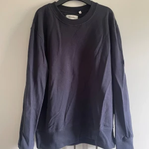 Tröja - Sweatshirt från Strömberg. Storlek s. Bra skick, lite urtvättad. Endast använd några gånger men säljer den pga att den har blivit för liten.