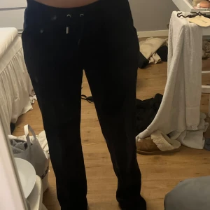Juicy couture  - mörkblåa juicy byxor💕 välanvända men inga defekter, endast att en metall grejen på ena snören är borta (se bild 3)❤️pris kan diskuteras
