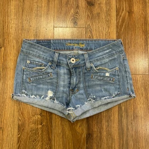 Vintage lågmidjade jeansshorts - Vintage lågmidjade American Eagle jeansshorts. Passar 34/36🫶🏼