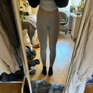 aim’n Träningstights - Galet sköna och snygga träningstights från aim’n!! Säljer då de aldrig används. Obs de har en liten fläck som syns på bilden. Skriv för fler bilder eller om du har frågor!!🫶🏼