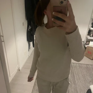 Stickad tröja  - Stickad tröja från Vero Moda, använd ett fåtal gånger i storlek Xs