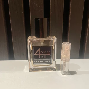 Niche 4 all cardamom vanilla - Detta är en fantastisk bra parfym inför vintern med dofter av kryddor, bakelse och söt vanilj. Denna parfym är gjord av ett svensk parfym företag. Cardamom vanilla är inspirerad av intoxicated by Killian.