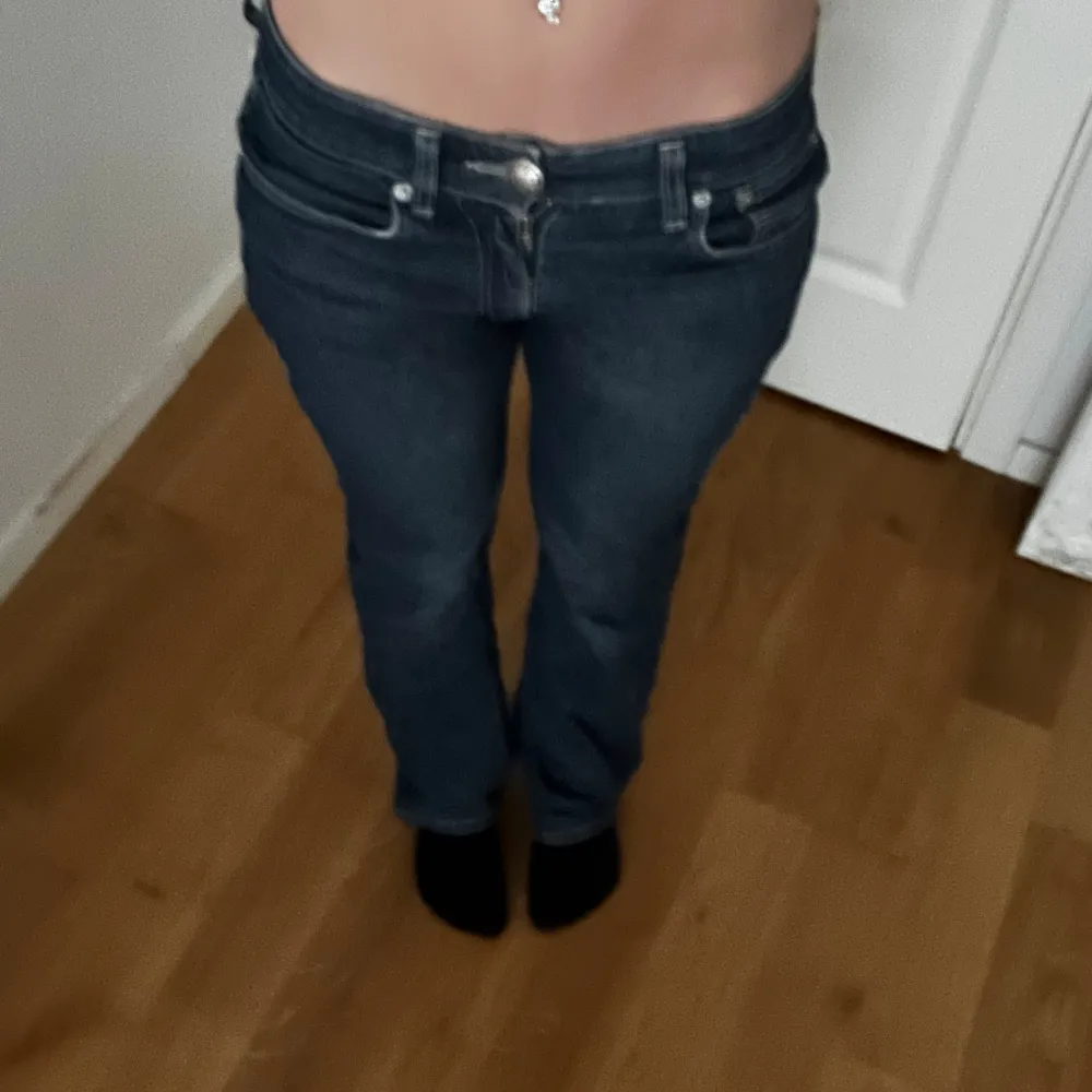 Ett par superfina lågmidjade mörkblå jeans. Jeansen har fin detaljer både fram å bak och är bootcut. Mått:Midja 37cm, innerbenslängden: 80, gren: 20 💗. Jeans & Byxor.